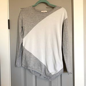 Skies Are Blue Bates Assymetrical Hem Gray & White Sweater - XS